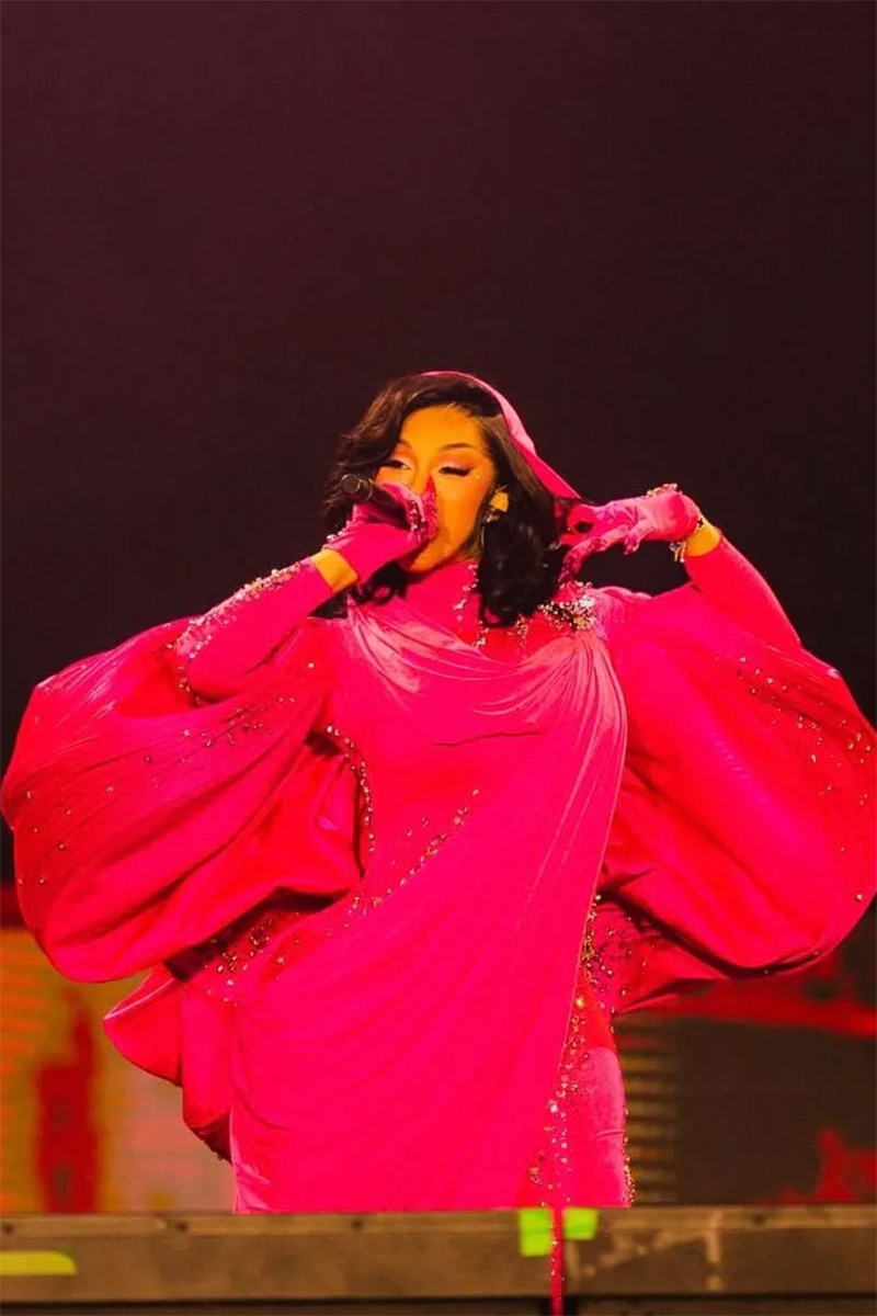 کاردی‌بی (Cardi B) رپر زن مشهور در عربستان با لباس پوشیده اجرا کرد و گفت: «دیگر به آمریکا برنمی‌گردم!»