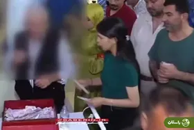 سرقت هدیه ۱۰۰ هزار لیری عروس و داماد توسط مرد غریبه در مراسم عروسی + ویدئو