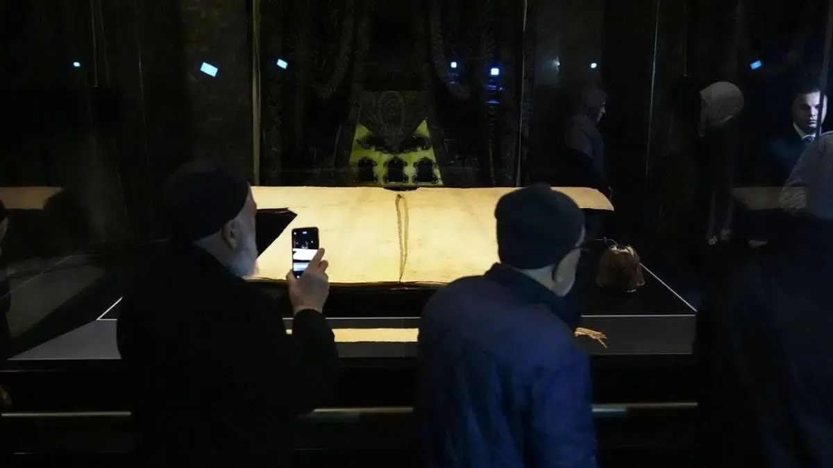 تصاویر؛ نمایش خرقه‌ای که منسوب به پیامبر است