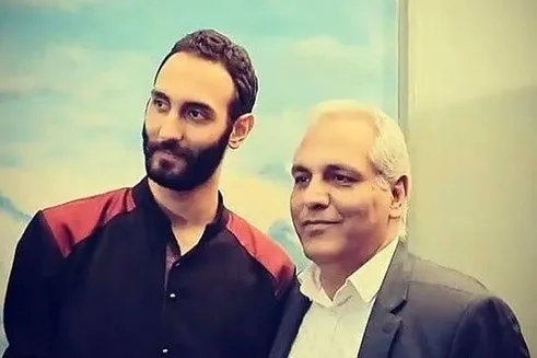 (ویدئو) رقص عجیب پسر مهران مدیری با یک مانکن در خیابان