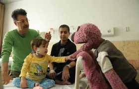 (عکس) ملاقات هومن حاج عبداللهی و جناب‌خان با کودکان مجروح جنگ