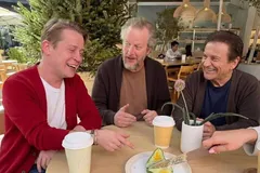 (تصاویر) دورهمی صمیمی بازیگران فیلم «تنها در خانه» بعد از ۳۶ سال