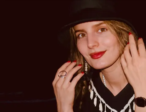 (عکس) قایق سواری شبانه غزاله اکرمی بازیگر نقش سوجان