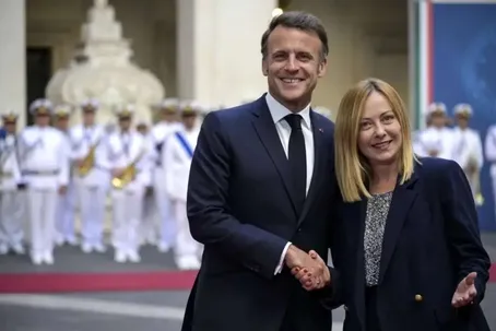 (ویدئو) بوسه‌های عجییب امانوئل مکرون بر صورت جورجیا ملونی