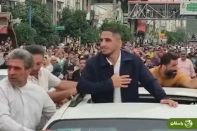 (تصاویر) استقبال تاریخی از رحمان عموزاد در خلیل شهر مازندران؛ رقص رحمان با پدرش