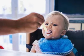 چه زمانی کودک می‌تواند ماست بخورد؟