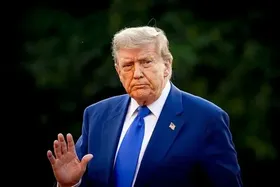 ترامپ حمله به تأسیسات ایران را ۱۰ روز دیگر به تعویق انداخت