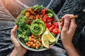 غذاهایی که سبب تشدید میگرن می‌شوند