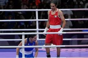 جنجال در بوکس زنان المپیک؛ آنجلا کارینی پس از ۴۶ ثانیه با اشک و خون به بازی پایان داد | ایمانه خلیف، مشت زن الجزایری مرد است؟!