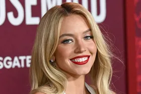 (تصاویر) این‌بار سیدنی سوئینی به سبک مرلین مونرو روی فرش قرمز حاضر شد