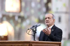 (ویدئو) شعار جنجالی هنگام حضور پزشکیان در مراسم تشییع رهبر شهید انقلاب