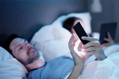 چرا نباید قبل از خواب از تلفن همراه استفاده کرد؟