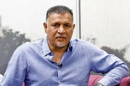 جنگ را ول کرده، علی دایی را چسبیده‌اند!