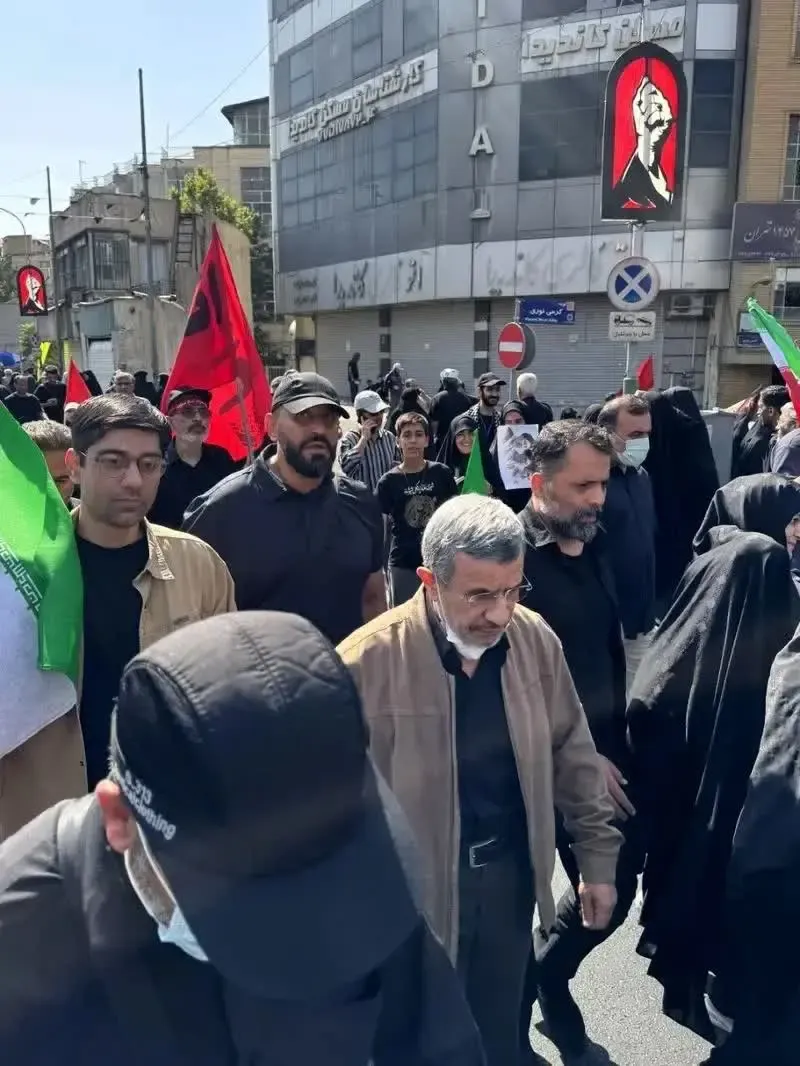 محمود احمدی نژاد در مراسم تشییع رهبر انقلاب محمود احمدی نژاد در مراسم تشییع رهبر انقلاب