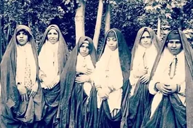 (عکس) نگاه خاص زن جوان قاجاری از پشت روبند