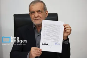 تصویر امضای پزشکیان کنار امضای ترامپ؛ اتفاقی که بعد از ۴۸ سال افتاد