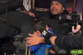 ویدئو | گریه دلخراش هوادار نوجوان استقلال در آغوش رامین رضائیان
