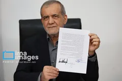 تصویر امضای پزشکیان کنار امضای ترامپ؛ اتفاقی که بعد از ۴۸ سال افتاد