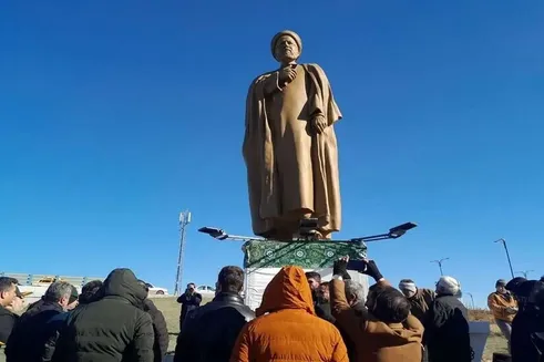 (عکس) ماجرای سقوط مجسمه رئیسی در اردبیل