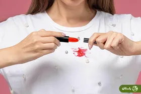 پاک‌کردن رژ لب ۲۴ ساعته از روی لباس با ۶ روش و چند نکته مهم