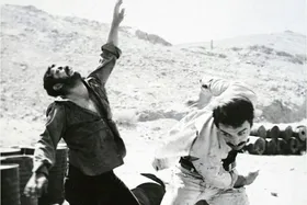 تصاویر دیدنی از بزن‌بزن سعید راد و جلال پیشواییان در یک فیلم قدیمی