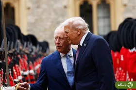 دونالد ترامپ در سفر به بریتانیا باز هم پروتکل سلطنتی را زیر پا گذاشت؟ / «بی‌ادبی» ترامپ موضوع بحث مردم بریتانیا