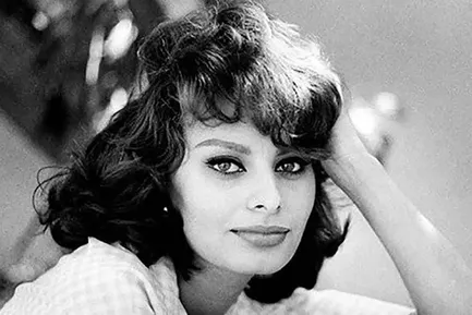 (عکس) تونل زمان؛ «سوفیا لورن» در حال آماده شدن برای دیدار با ملکه الیزابت در لندن؛ سال ۱۹۵۷