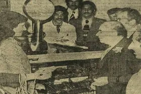 عکس | تونل زمان؛ امیرعباس هویدا در گوشت فروشی؛ سال ۱۳۵۴