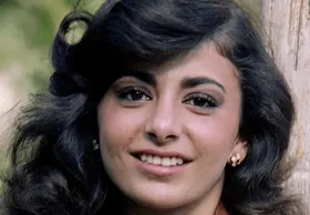 (عکس) تونل زمان؛ فرحناز پهلوی در کودکی در کنار خواهر ناتنی‌اش شهناز پهلوی؛ سال ۱۳۴۶