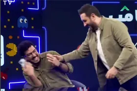 (ویدئو) بالاخره یکی روی امیرحسین قیاسی را کم کرد؛ امید حاجیلی گوشی قیاسی را گرفت!