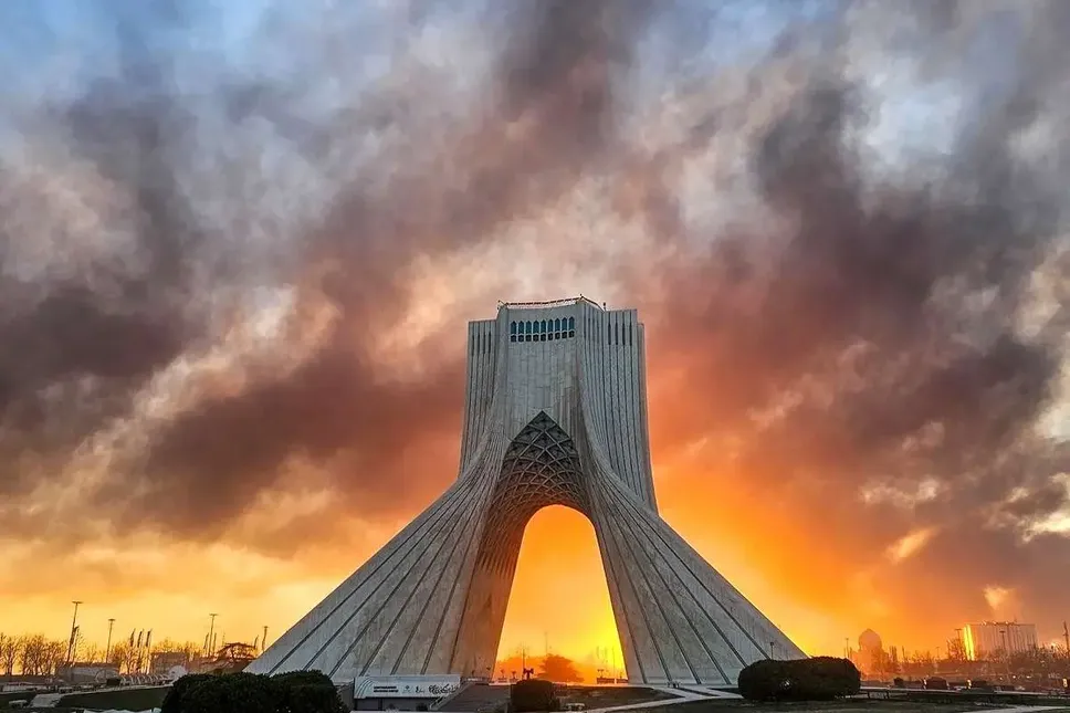 آسیب برج آزادی در پی موج انفجار‌های حملات اخیر