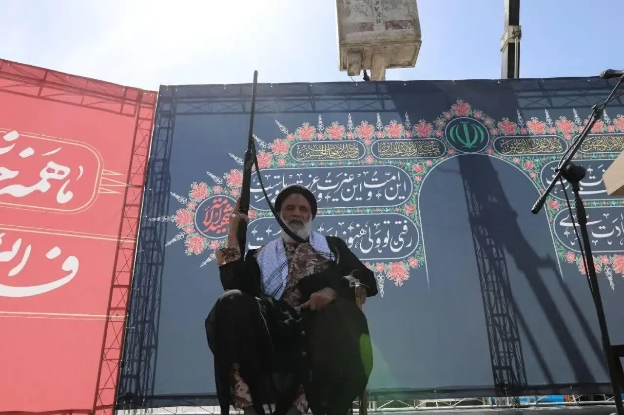 تصویر جالب توجه امام جمعه اهواز در شرایط جنگی