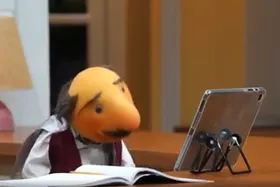 ویدئو | خواستگاری آقای همساده از معلم بچه وسط کلاس آنلاین