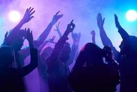 چرا حین رقصیدن دسته‌جمعی حرکات ما با بقیه نفرات هماهنگ می‌شود؟