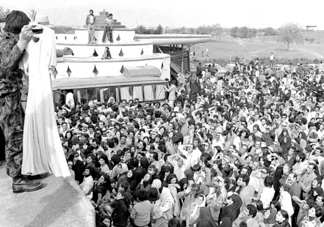 عکس عجیب از حراج لباس‌های خواهر محمدرضا پهلوی در کرج