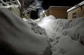 (ویدئو) ارتفاع برف در کوهرنگ از کوچه به پشت‌بام‌ها رسید!