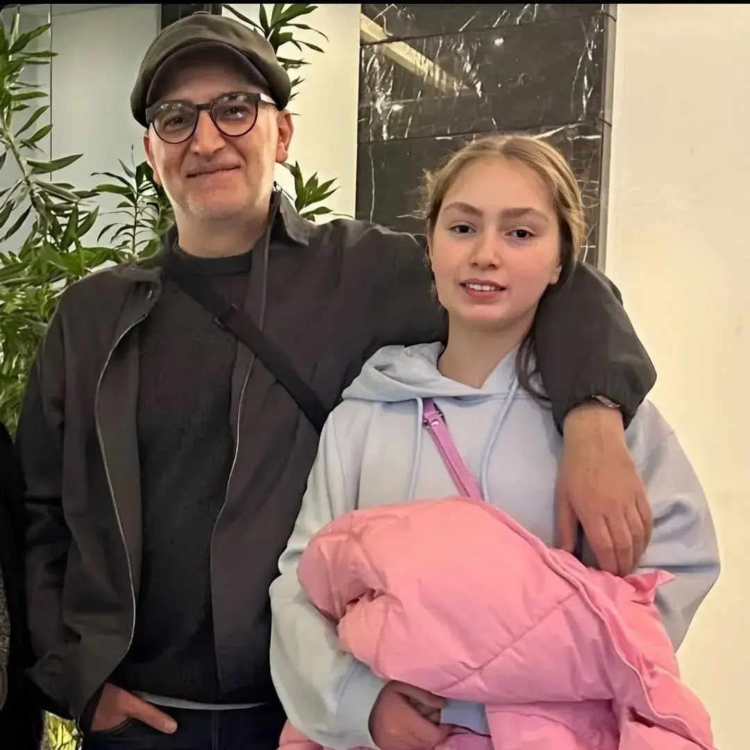 تصویری کمتر دیده‌شده‌ از بیژن بنفشه‌خواه و دخترش منتشر شد!