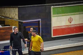 عکسی از مداح معروف که با کفش روی تشک کشتی رفت!