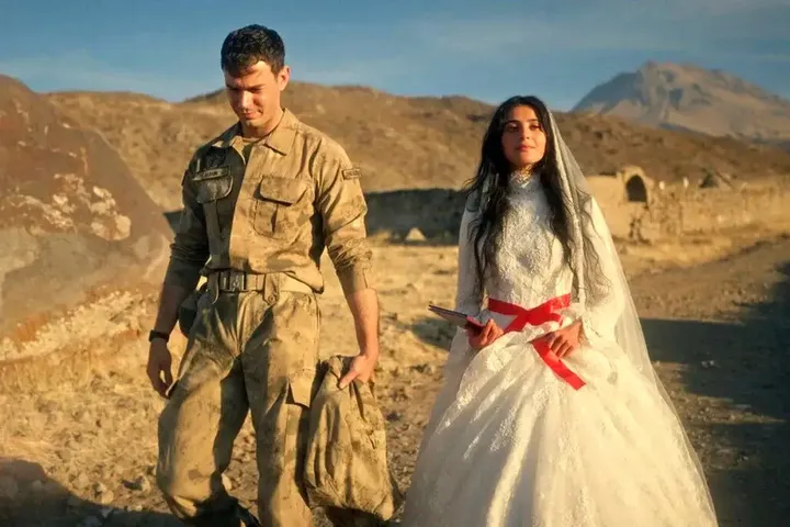 تصاویر جدید آیتاچ شاشماز و هلین کاندمیر، زوج سریال «تو کسی هستی که دوستش دارم» دل همه را برد