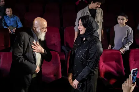 (عکس) تجلیل از بازیگر زن سوری در جشنواره فیلم فجر با حضور زاکانی و چمران