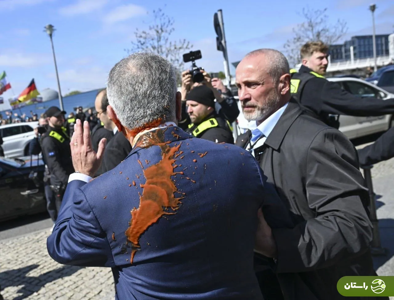 حمله با سس گوجه به رضا پهلوی