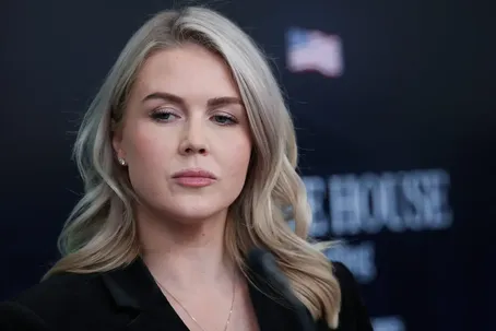 (ویدئو) چهره کارولین لیویت، سخنگوی کاخ سفید قبل و بعد از آرایش