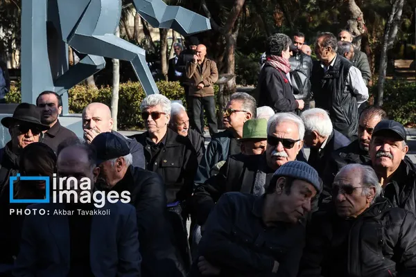 متن و حاشیه تشییع پیکر عنایت بخشی