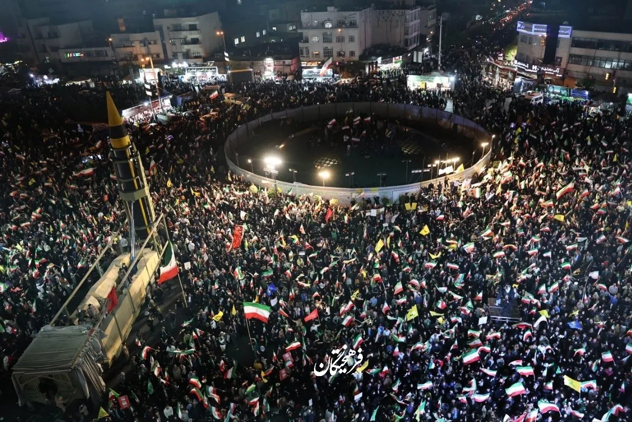 راهپیمایی مردم در میدان انقلاب