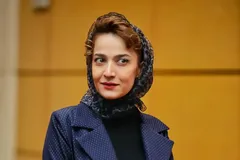 (عکس) استایل شیک الهام نامی بازیگر سریال «شکارگاه» با روسری حریر پلنگی و کت بلیزر سرمه‌ای