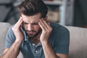 سمت راست سرتان درد می‌کند؟ این چند روش را امتحان کنید