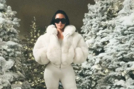 کیم کارداشیان باز هم اغراق کرد! کریسمس ۲۰۲۵ با ده‌ها درخت برفی در خانه‌اش!