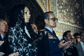 (عکس) تونل زمان؛ بازدید «فرح» و «محمدرضا پهلوی» از حرم امام رضا علیه‌السلام