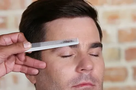 چرا برخی مردان مژه‌هایشان را می‌تراشند؟