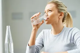 همه چیز درباره روزه آب؛ اگر سه روز فقط آب بخوریم چه می‌شود؟‌